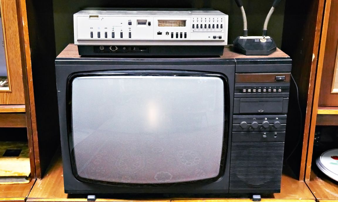 VCR vs VHS: What Is the Difference Between VHS and VCR? – Simple Author Box