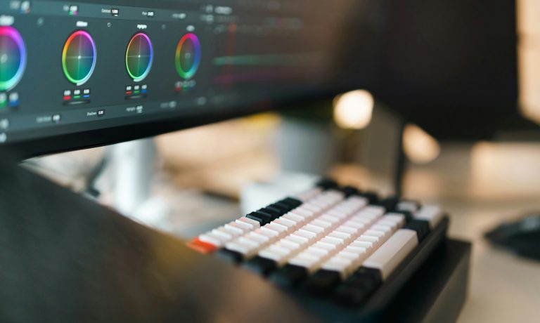 10 Best Creative Tools Every Blogger, YouTuber, and Content Creator Should Use in 2025